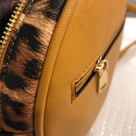 Vegan leather purse with adjustable strap. - Picture 3 of 8